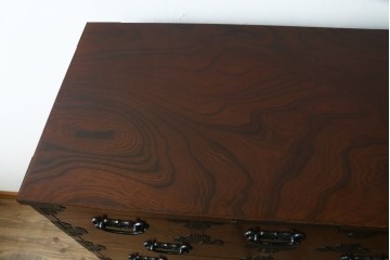 中古　豊かな木目と牡丹文様の飾り金具が目を引く民芸箪笥　(R-091562)