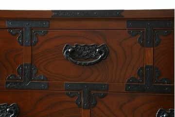 中古　豊かな木目と牡丹文様の飾り金具が目を引く民芸箪笥　(R-091562)