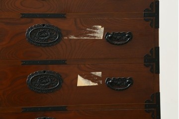中古　豊かな木目と牡丹文様の飾り金具が目を引く民芸箪笥　(R-091562)