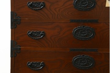 中古　豊かな木目と牡丹文様の飾り金具が目を引く民芸箪笥　(R-091562)