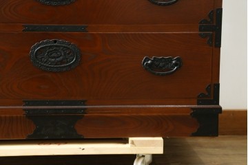 中古　豊かな木目と牡丹文様の飾り金具が目を引く民芸箪笥　(R-091562)