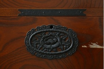 中古　豊かな木目と牡丹文様の飾り金具が目を引く民芸箪笥　(R-091562)