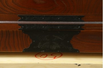 中古　豊かな木目と牡丹文様の飾り金具が目を引く民芸箪笥　(R-091562)