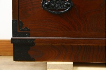中古　豊かな木目と牡丹文様の飾り金具が目を引く民芸箪笥　(R-091562)