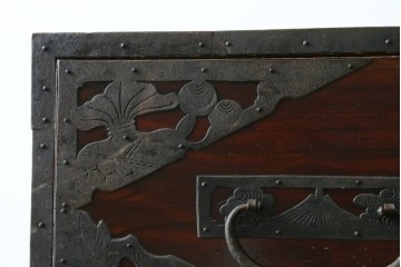 和製アンティーク　明治期から大正期　恵比寿・大黒や高砂などの吉祥図を表した装飾金具が特徴のローチェスト　(R-091566)