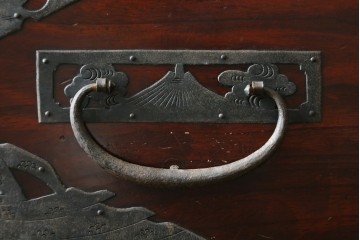 和製アンティーク　明治期から大正期　恵比寿・大黒や高砂などの吉祥図を表した装飾金具が特徴のローチェスト　(R-091566)