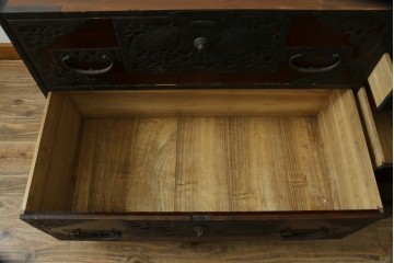 和製アンティーク　明治期から大正期　松に鶴や波に亀など吉祥図を施した装飾金具のローチェスト　(R-091567)