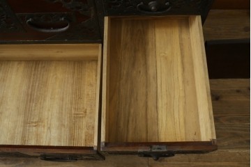 和製アンティーク　明治期から大正期　松に鶴や波に亀など吉祥図を施した装飾金具のローチェスト　(R-091567)