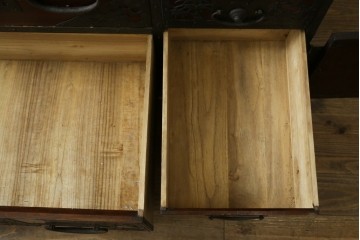 和製アンティーク　明治期から大正期　松に鶴や波に亀など吉祥図を施した装飾金具のローチェスト　(R-091567)