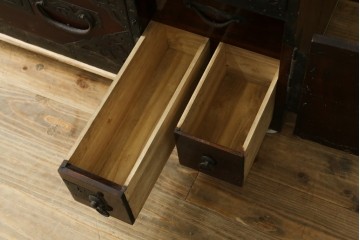 和製アンティーク　明治期から大正期　松に鶴や波に亀など吉祥図を施した装飾金具のローチェスト　(R-091567)