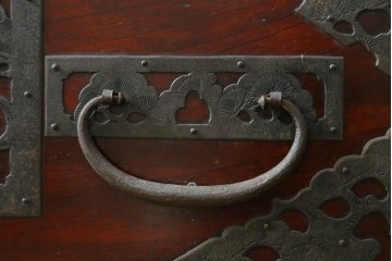 和製アンティーク　明治期から大正期　松に鶴や波に亀など吉祥図を施した装飾金具のローチェスト　(R-091567)