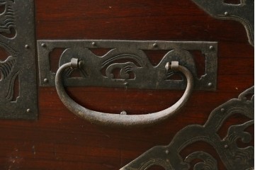 和製アンティーク　明治期から大正期　松に鶴や波に亀など吉祥図を施した装飾金具のローチェスト　(R-091567)