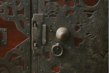 和製アンティーク　明治期から大正期　松に鶴や波に亀など吉祥図を施した装飾金具のローチェスト　(R-091567)