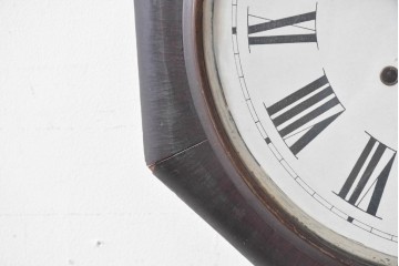 アメリカアンティーク　1880年から1890年頃　ローマ数字の文字盤が目を引く八角振り子時計　(R-091570)