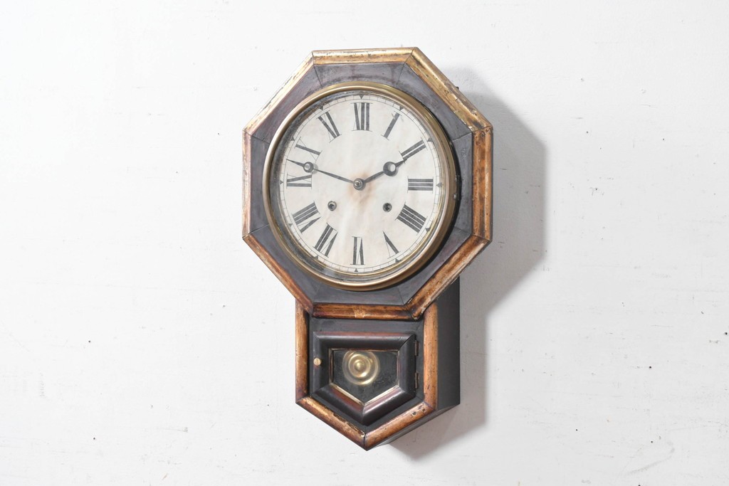 アメリカアンティーク　1880年から1890年頃　E.N.WELCH(ウェルチ)社　八角形のフォルムと金色の縁取りがクラシカルな壁掛け時計　(R-091572)