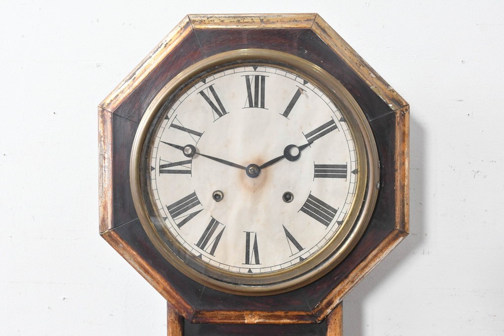 アメリカアンティーク　1880年から1890年頃　E.N.WELCH(ウェルチ)社　八角形のフォルムと金色の縁取りがクラシカルな壁掛け時計　(R-091572)