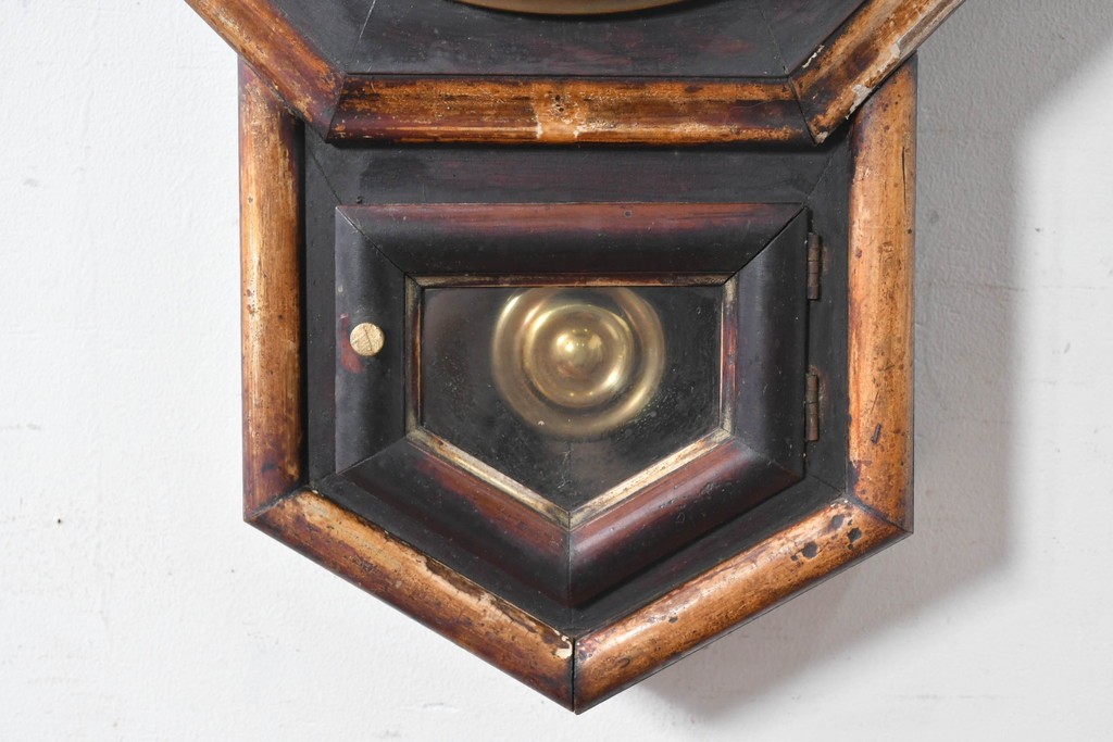 アメリカアンティーク　1880年から1890年頃　E.N.WELCH(ウェルチ)社　八角形のフォルムと金色の縁取りがクラシカルな壁掛け時計　(R-091572)