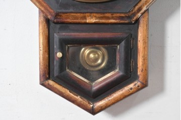 アメリカアンティーク　1880年から1890年頃　E.N.WELCH(ウェルチ)社　八角形のフォルムと金色の縁取りがクラシカルな壁掛け時計　(R-091572)