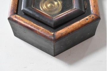 アメリカアンティーク　1880年から1890年頃　E.N.WELCH(ウェルチ)社　八角形のフォルムと金色の縁取りがクラシカルな壁掛け時計　(R-091572)