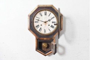 アメリカアンティーク　1880年から1890年頃　E.N.WELCH(ウェルチ)社　八角形のフォルムと金色の縁取りがクラシカルな壁掛け時計　(R-091572)