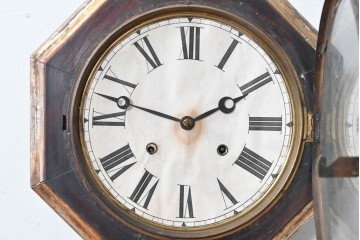 アメリカアンティーク　1880年から1890年頃　E.N.WELCH(ウェルチ)社　八角形のフォルムと金色の縁取りがクラシカルな壁掛け時計　(R-091572)