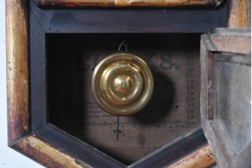 アメリカアンティーク　1880年から1890年頃　E.N.WELCH(ウェルチ)社　八角形のフォルムと金色の縁取りがクラシカルな壁掛け時計　(R-091572)