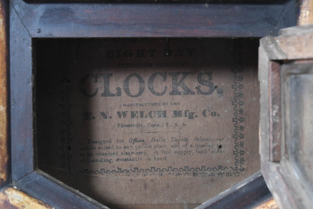 アメリカアンティーク　1880年から1890年頃　E.N.WELCH(ウェルチ)社　八角形のフォルムと金色の縁取りがクラシカルな壁掛け時計　(R-091572)