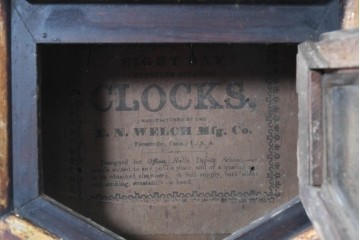アメリカアンティーク　1880年から1890年頃　E.N.WELCH(ウェルチ)社　八角形のフォルムと金色の縁取りがクラシカルな壁掛け時計　(R-091572)