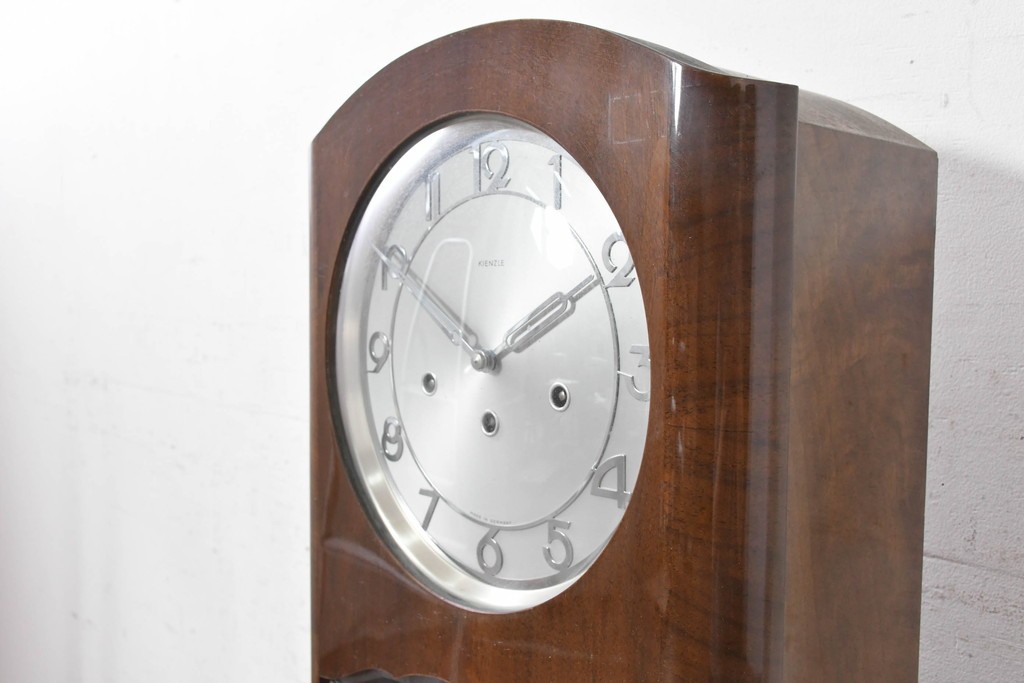 ドイツアンティーク　1930年から1950年頃　KIENZLE(キンツレ)　木製ケースとシルバーの文字盤がお洒落な掛け時計　(R-091573)