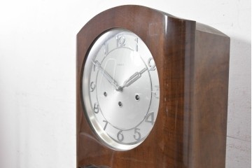 ドイツアンティーク　1930年から1950年頃　KIENZLE(キンツレ)　木製ケースとシルバーの文字盤がお洒落な掛け時計　(R-091573)