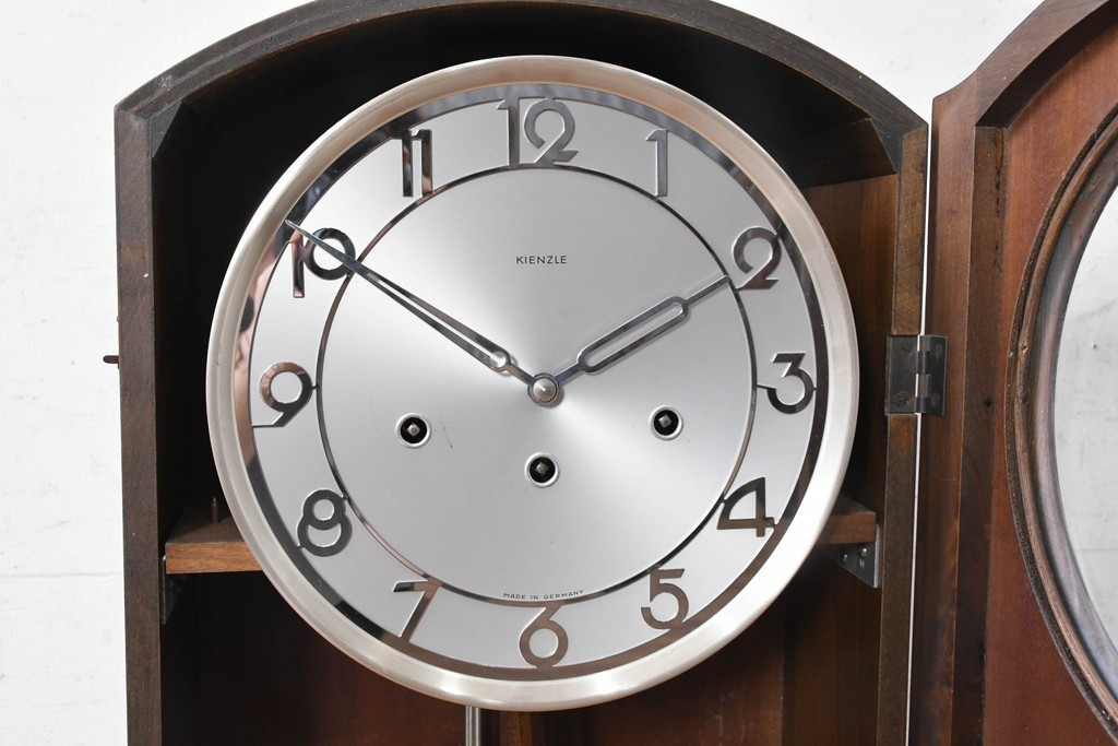 ドイツアンティーク　1930年から1950年頃　KIENZLE(キンツレ)　木製ケースとシルバーの文字盤がお洒落な掛け時計　(R-091573)