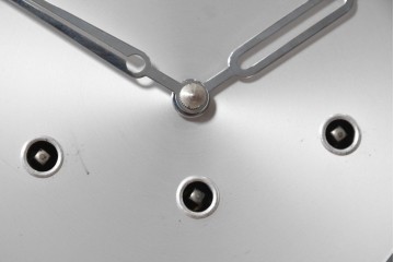 ドイツアンティーク　1930年から1950年頃　KIENZLE(キンツレ)　木製ケースとシルバーの文字盤がお洒落な掛け時計　(R-091573)