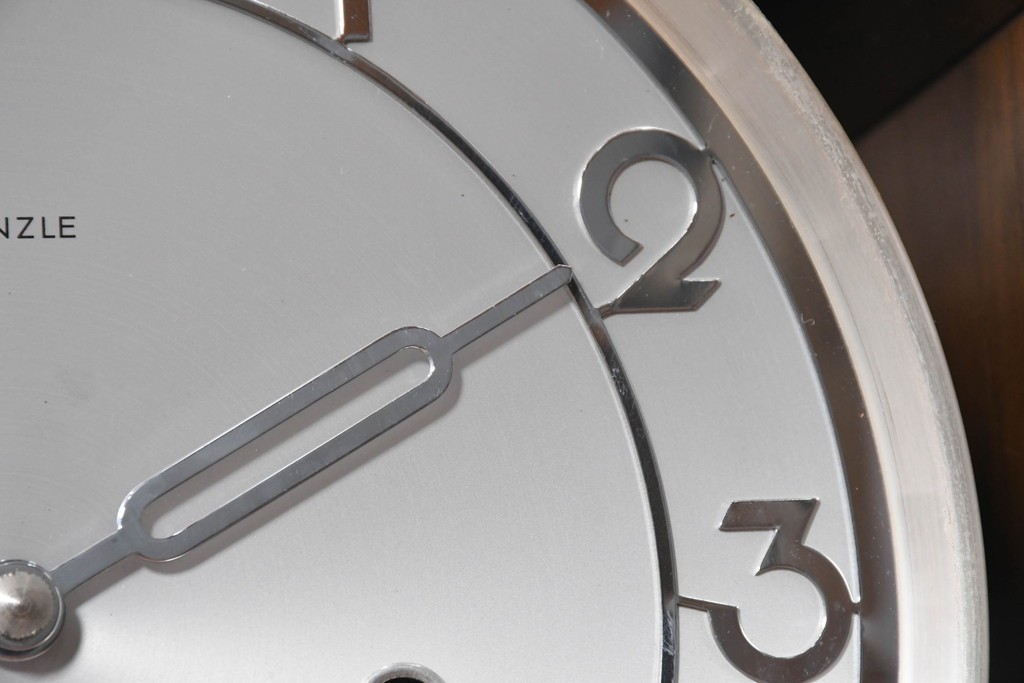 ドイツアンティーク　1930年から1950年頃　KIENZLE(キンツレ)　木製ケースとシルバーの文字盤がお洒落な掛け時計　(R-091573)