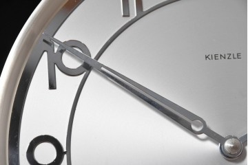 ドイツアンティーク　1930年から1950年頃　KIENZLE(キンツレ)　木製ケースとシルバーの文字盤がお洒落な掛け時計　(R-091573)
