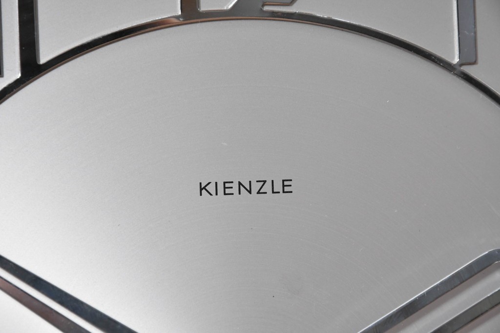 ドイツアンティーク　1930年から1950年頃　KIENZLE(キンツレ)　木製ケースとシルバーの文字盤がお洒落な掛け時計　(R-091573)
