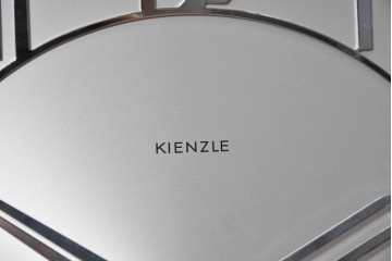 ドイツアンティーク　1930年から1950年頃　KIENZLE(キンツレ)　木製ケースとシルバーの文字盤がお洒落な掛け時計　(R-091573)