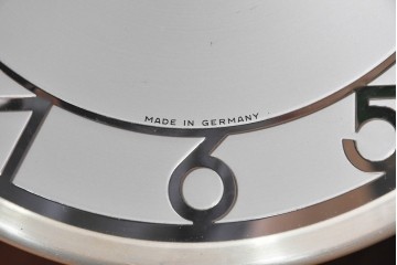 ドイツアンティーク　1930年から1950年頃　KIENZLE(キンツレ)　木製ケースとシルバーの文字盤がお洒落な掛け時計　(R-091573)