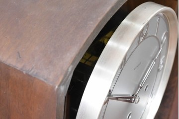 ドイツアンティーク　1930年から1950年頃　KIENZLE(キンツレ)　木製ケースとシルバーの文字盤がお洒落な掛け時計　(R-091573)