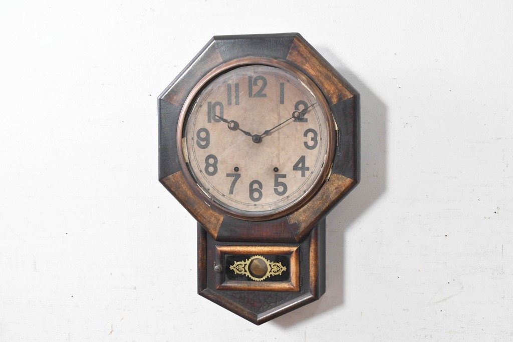 アメリカアンティーク　1900年頃　New Haven Clock Co.(ニューヘブン社)　八角形の木製ケースがレトロな振り子式掛け時計　(R-091574)