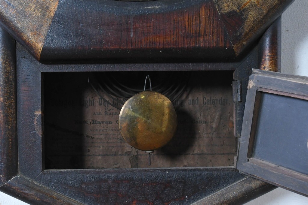 アメリカアンティーク　1900年頃　New Haven Clock Co.(ニューヘブン社)　八角形の木製ケースがレトロな振り子式掛け時計　(R-091574)