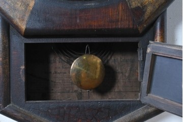 アメリカアンティーク　1900年頃　New Haven Clock Co.(ニューヘブン社)　八角形の木製ケースがレトロな振り子式掛け時計　(R-091574)