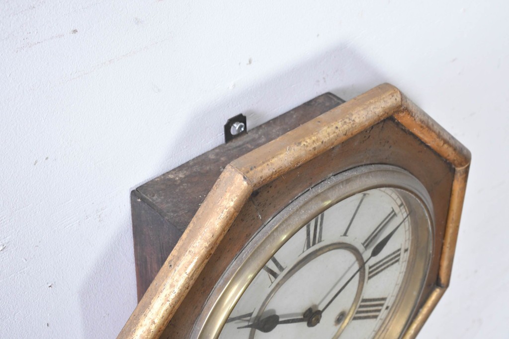 アメリカアンティーク　1900年頃　WATERBURY CLOCK CO.(ウォーターベリー)　八角形のケースとゴールドの縁取りがクラシカルな掛け時計　(R-091575)