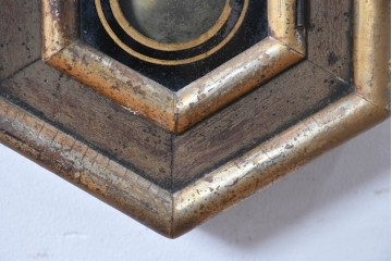 アメリカアンティーク　1900年頃　WATERBURY CLOCK CO.(ウォーターベリー)　八角形のケースとゴールドの縁取りがクラシカルな掛け時計　(R-091575)