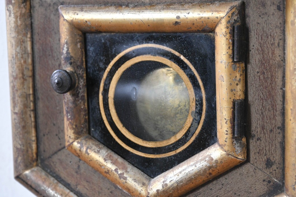 アメリカアンティーク　1900年頃　WATERBURY CLOCK CO.(ウォーターベリー)　八角形のケースとゴールドの縁取りがクラシカルな掛け時計　(R-091575)
