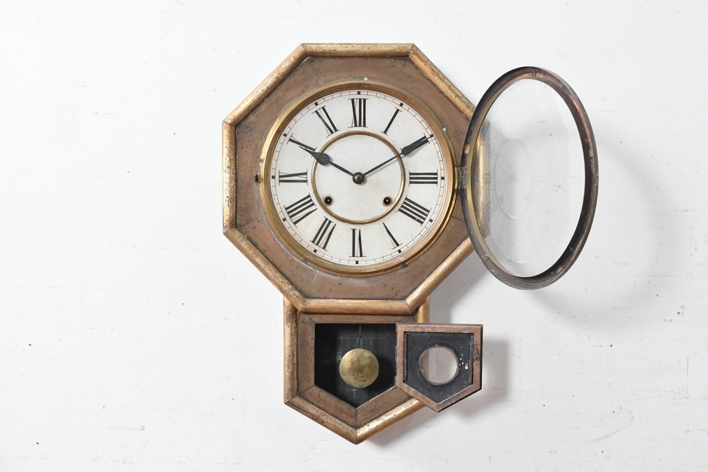 アメリカアンティーク　1900年頃　WATERBURY CLOCK CO.(ウォーターベリー)　八角形のケースとゴールドの縁取りがクラシカルな掛け時計　(R-091575)