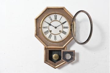 アメリカアンティーク　1900年頃　WATERBURY CLOCK CO.(ウォーターベリー)　八角形のケースとゴールドの縁取りがクラシカルな掛け時計　(R-091575)