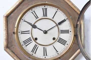アメリカアンティーク　1900年頃　WATERBURY CLOCK CO.(ウォーターベリー)　八角形のケースとゴールドの縁取りがクラシカルな掛け時計　(R-091575)