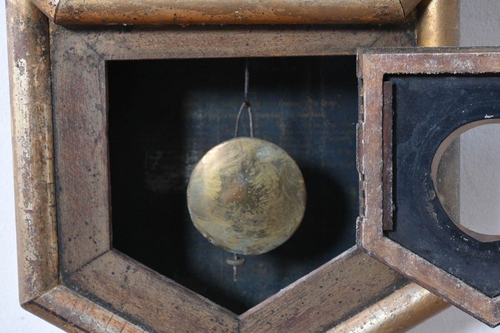 アメリカアンティーク　1900年頃　WATERBURY CLOCK CO.(ウォーターベリー)　八角形のケースとゴールドの縁取りがクラシカルな掛け時計　(R-091575)