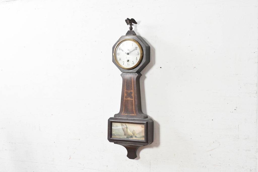 アメリカアンティーク　1920年から1930年頃　The Sessions Clock Company(セッションズクロックカンパニー)　Cape Cod　帆船を描いたパネルが目を引くバンジョー壁掛け時計　(R-091578)