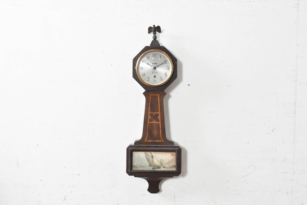 アメリカアンティーク　1920年から1930年頃　The Sessions Clock Company(セッションズクロックカンパニー)　Cape Cod　帆船を描いたパネルが目を引くバンジョー壁掛け時計　(R-091578)